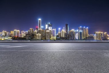 Panoramik manzarası ve binaları geceleri boş yol ile