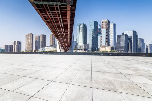 Panoramik Siluet Boş Yolu Boş Beton Zemini Olan Modern Binaları — Stok fotoğraf