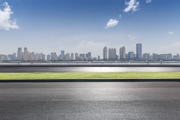 Skyline Panorâmico Modernos Edifícios Escritórios Negócios Com Estrada Vazia Piso — Fotografia de Stock