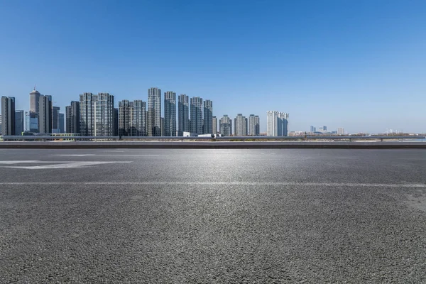 Panoramik Siluet Boş Yolu Boş Beton Zemini Olan Modern Binaları — Stok fotoğraf