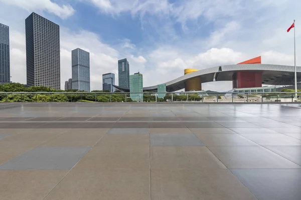 Panoramik siluet ve boş yolu, boş beton zemini olan modern iş binaları.