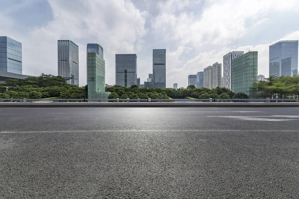 Skyline Panorámico Modernos Edificios Oficinas Negocios Con Camino Vacío Piso — Foto de Stock