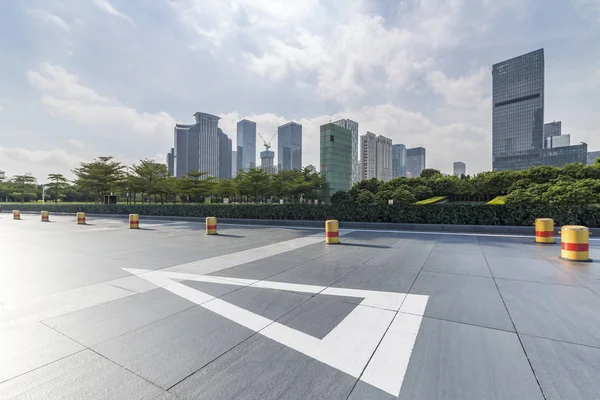 Panoramik Siluet Boş Yolu Boş Beton Zemini Olan Modern Binaları — Stok fotoğraf