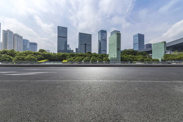 Panoramik Siluet Boş Yolu Boş Beton Zemini Olan Modern Binaları — Stok fotoğraf