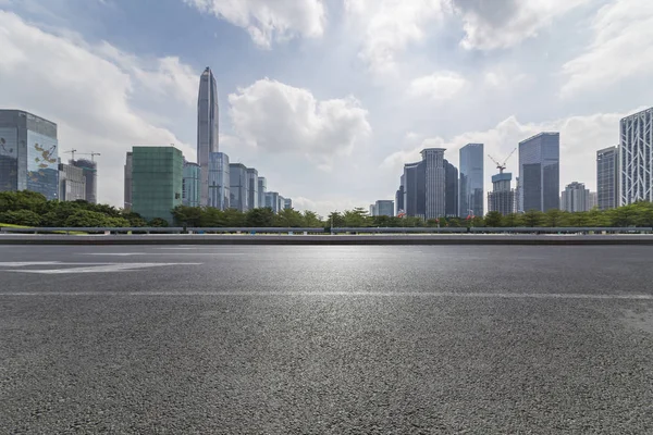 Panoramik Siluet Boş Yolu Boş Beton Zemini Olan Modern Binaları — Stok fotoğraf