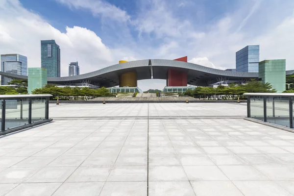 Panoramik siluet ve boş yolu, boş beton zemini olan modern iş binaları.