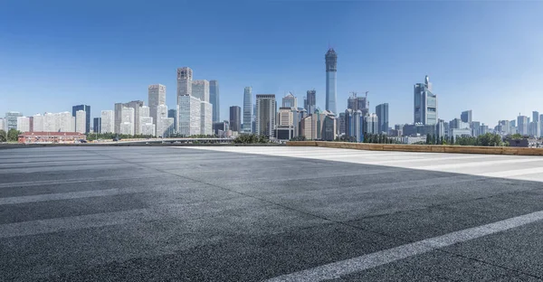 Skyline Panorâmico Modernos Edifícios Escritórios Negócios Com Estrada Vazia Piso — Fotografia de Stock
