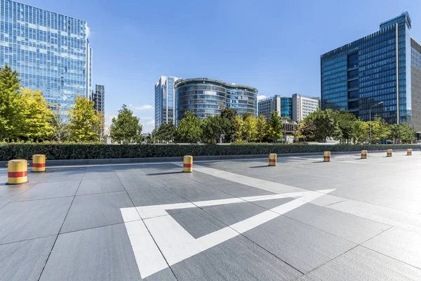 Modern iş ofis binası, boş yere ile boş yol