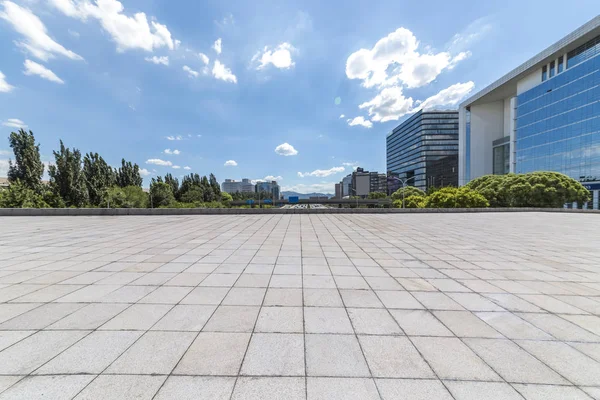 Modern iş ofis binası, boş yere ile boş yol