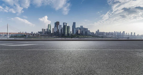 Panorama Skyline Und Gebäude Mit Leerer Straße — Stockfoto