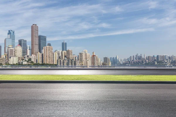 Panoramik ufuk çizgisi ve boş yolu olan binalar