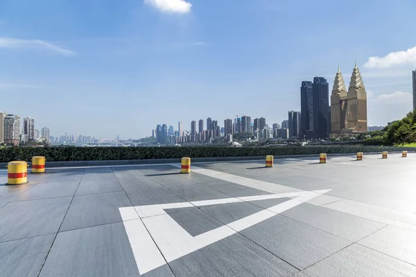 Panoramik ufuk çizgisi ve boş yolu olan binalar