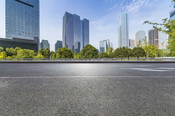 Modern iş ofis binası, boş yere ile boş yol