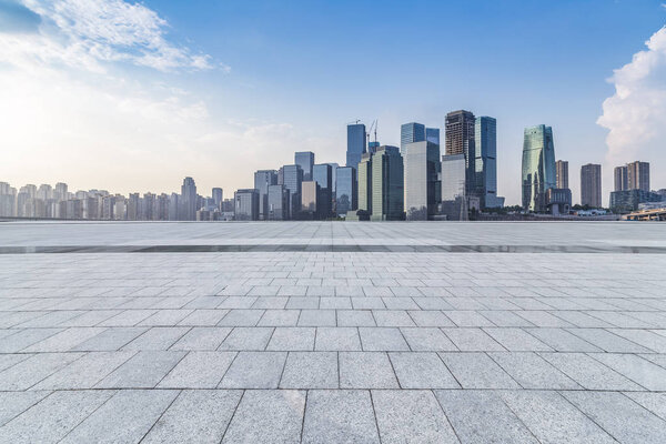 Панорамные горизонты и здания с пустой дорогой
