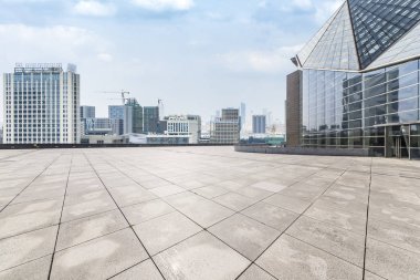 Panoramik manzarası ve binalar boş beton kare floorchongqing citychina ile