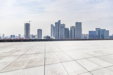 Panoramik manzarası ve binalar boş beton kare floorchongqing citychina ile