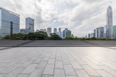Panoramik manzarası ve Binalar boş beton kare zemin ile