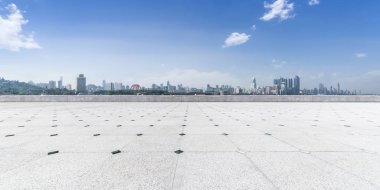 Panoramik manzarası ve Binalar boş beton kare zemin ile