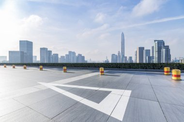 Panoramik manzarası ve Binalar boş beton kare zemin ile