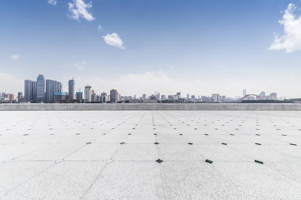 Panoramik manzarası ve Binalar boş beton kare zemin ile