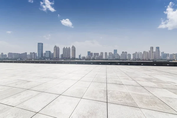 Skyline Panorâmico Edifícios Com Piso Quadrado Concreto Vazio — Fotografia de Stock