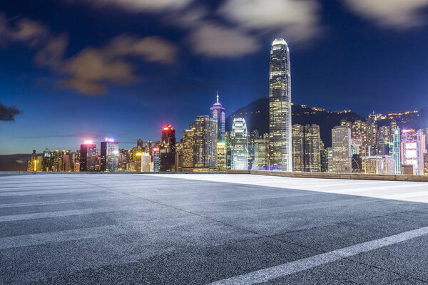 Небоскребы и здания с пустыми дорогами ночью
