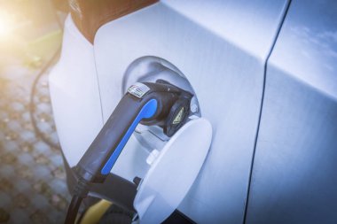 Elektrikli araba aküsünü şarj ediyorum.