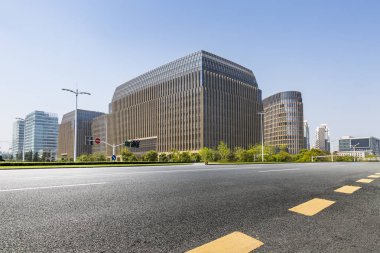 Modern iş ofis binası ile boş yol