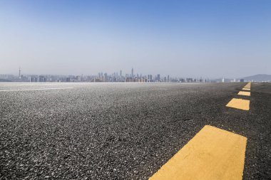 Panoramik ufuk çizgisi ve boş yolu olan binalar