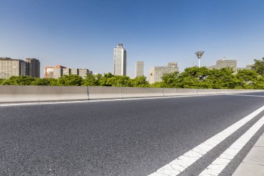 Modern iş ofis binası ile boş yol