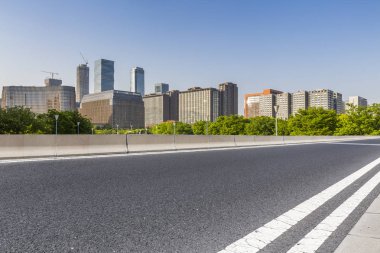 Modern iş ofis binası ile boş yol