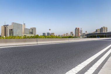 Modern iş ofis binası ile boş yol