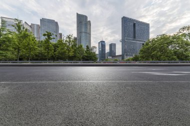 Modern iş ofis binası ile boş yol