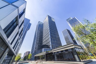 Modern gökdelenlerin mavi gökyüzüne karşı alt görünümü