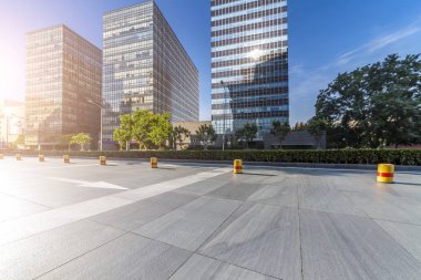 Modern iş ofis binası ile boş yol