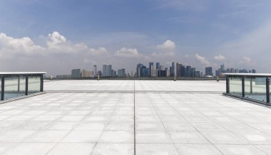 Panoramik manzarası ve Binalar boş beton kare zemin ile