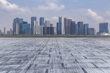 Panoramik manzarası ve Binalar boş beton kare zemin ile