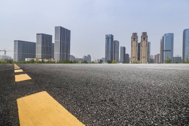 Panoramik ufuk çizgisi ve boş yolu olan binalar