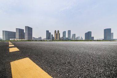 Panoramik ufuk çizgisi ve boş yolu olan binalar