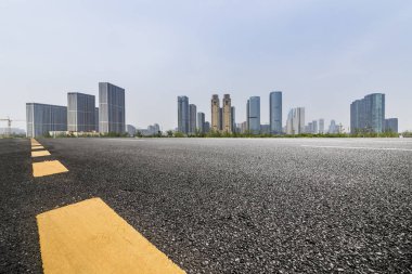 Panoramik ufuk çizgisi ve boş yolu olan binalar