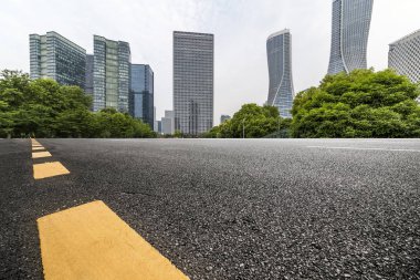 Modern iş ofis binası ile boş yol