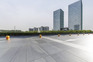 Modern iş ofis binası ile boş yol