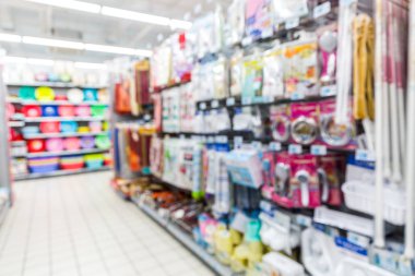 Renkli rafları ve tanınmayan müşterileri olan soyut bulanık süpermarket koridoru
