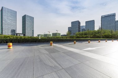 Modern iş ofis binası ile boş yol