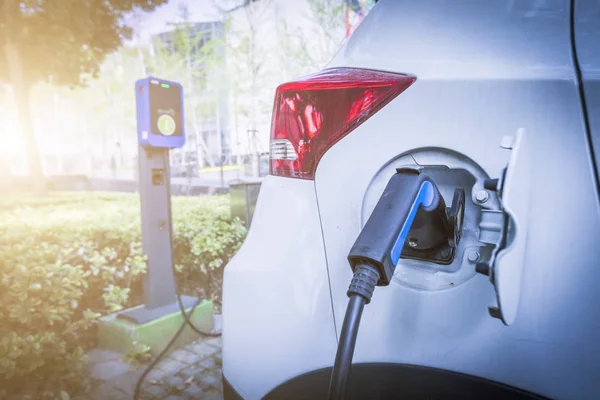 Elektrikli araba aküsünü şarj ediyorum.