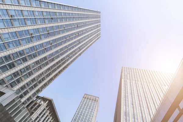 Modern gökdelenlerin mavi gökyüzüne karşı alt görünümü