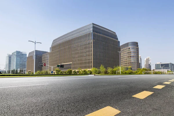 Modern iş ofis binası ile boş yol