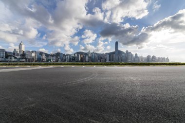 Panoramik ufuk çizgisi ve boş yolu olan binalar