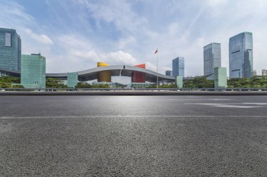 Modern iş ofis binası ile boş yol