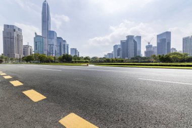 Modern iş ofis binası ile boş yol